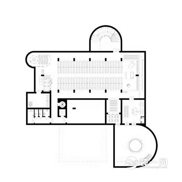 教堂的平面布局图可以看出有几个区域采用圆弧的设计元素